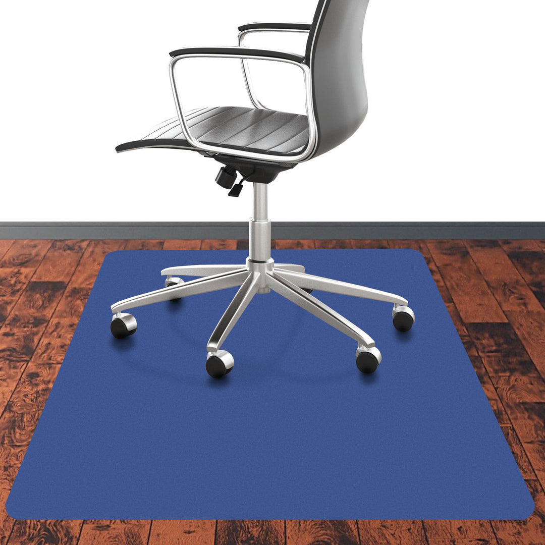 Stuhl auf Blauer Bodenschutzmatte CHROMA | Blau