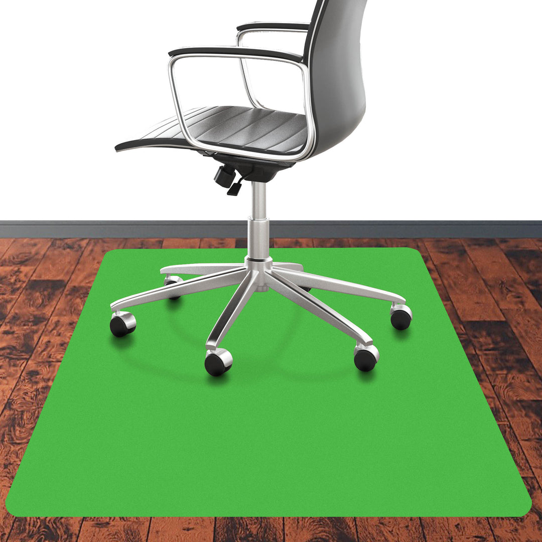 Stuhl auf grüner Bodenschutzmatte CHROMA | Grün