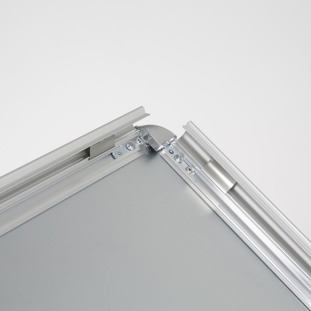 Kundenstopper Outdoor Rondo silber Detail Ecke MEMOVEMO