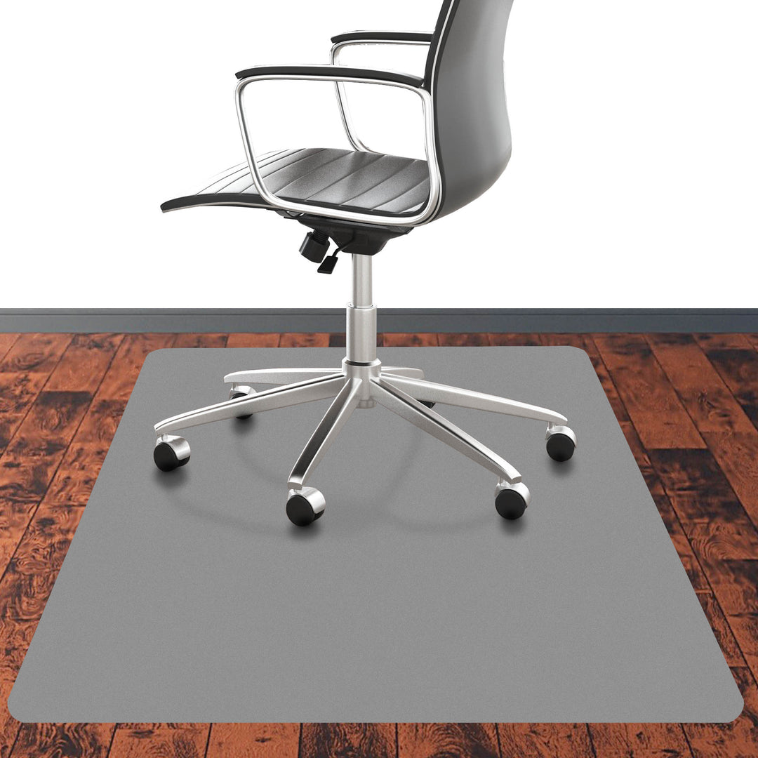 Stuhl auf grauer Bodenschutzmatte CHROMA | Grau