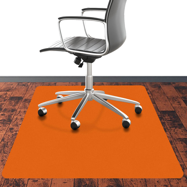 Stuhl auf einer orangenen Bodenschutzmatte CHROMA | Orange