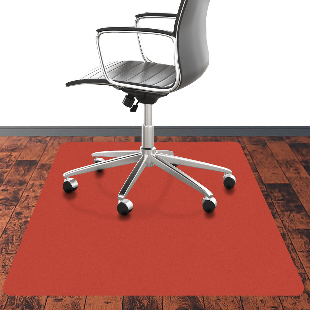 Stuhl auf roter Bodenschutzmatte CHROMA | Rot