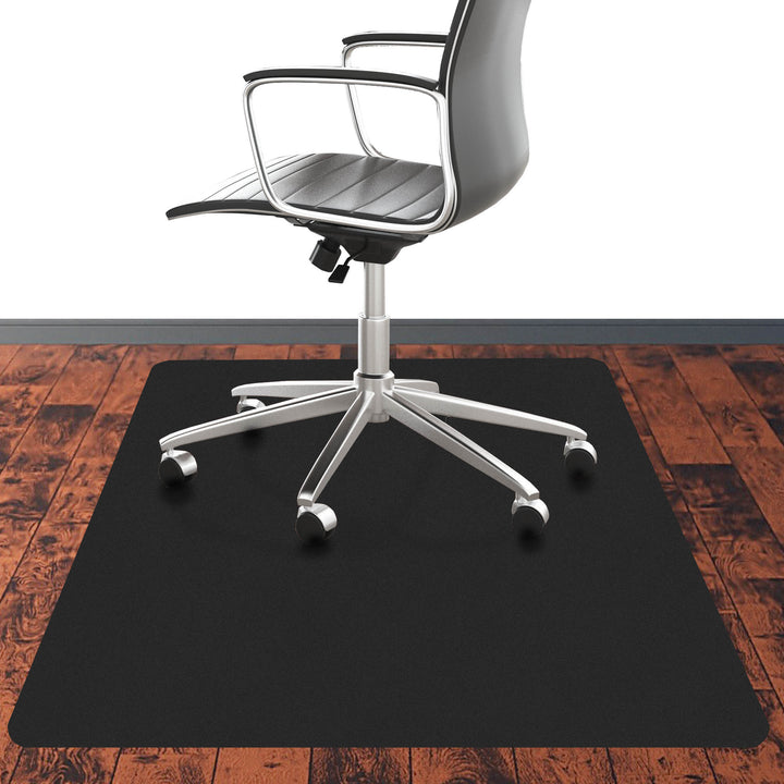 Stuhl auf schwarzer Bodenschutzmatte CHROMA | Schwarz
